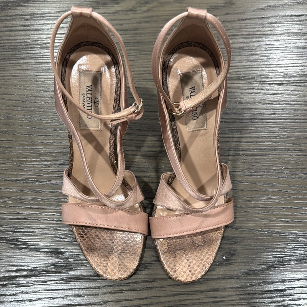 Valentino Garavani Satin Strappy Snake Skin Pattern Pink/Cream Strappy Heels - Picture 3 of 10